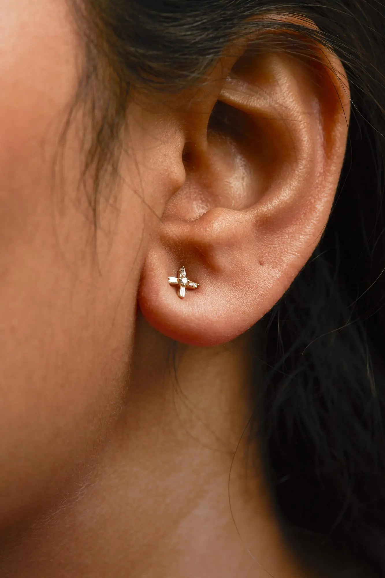 10K Yellow Gold 1/10 Cttw Round and Baguette Diamond Criss Cross X Stud Earring (H-I Color, I1-I2 Clarity) - The Snow Owls